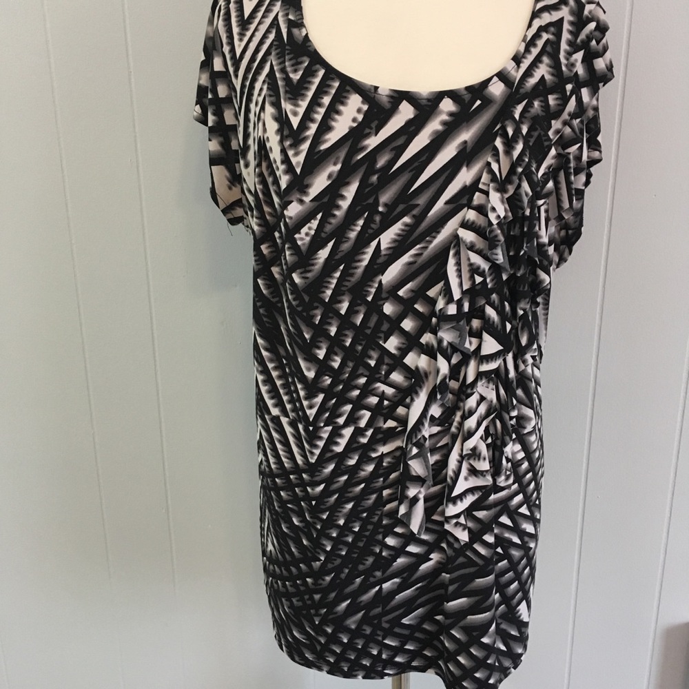 Worthington Woman 2x black white side ruffle. EUC